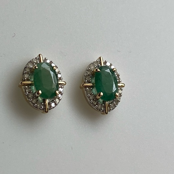 10K Yellow Gold Oval Shape Emerald and 0.10ct twt Diamond Stud Earrings NEW - Picture 6 of 11